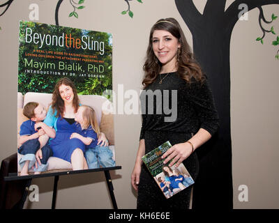 Mayim Bialik à la fête de lancement pour son nouveau livre, « Beyond The Sling » au café Blossom à New York. 8 Mars 2012. © Kristen Driscoll/Mediapunch Inc Banque D'Images