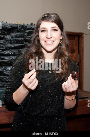 Mayim Bialik à la fête de lancement pour son nouveau livre, « Beyond The Sling » au café Blossom à New York. 8 Mars 2012. © Kristen Driscoll/Mediapunch Inc Banque D'Images