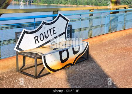 Granite City, Illinois - Juillet 17, 2017 : la route 66 sur l'ancienne chaîne de roches pont sur le fleuve Mississippi. Banque D'Images