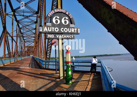 Granite City, Illinois - Juillet 17, 2017 : la route 66, une ancienne gare de gaz sur l'ancienne chaîne de roches pont sur le fleuve Mississippi. Banque D'Images