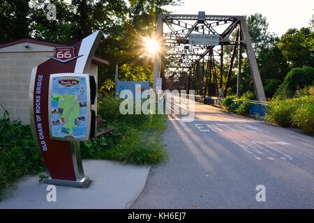 Granite City, Illinois - Juillet 17, 2017 : la route 66 sur l'ancienne chaîne de roches pont sur le fleuve Mississippi. Banque D'Images