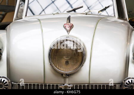 Prague, République tchèque - Le 10 novembre : monument culturel national tatra 87 voiture utilisée par hanzelka et zikmund pour voyage à travers l'Afrique et l'Amérique latine Banque D'Images