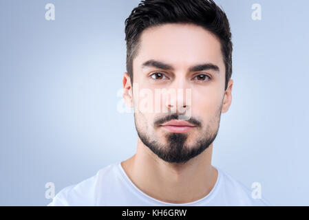 Portrait sensible d'un bel homme à la calme et sûr Banque D'Images