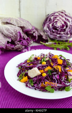 Remise en forme de salade vitamine frais choux rouges, poivrons, maïs, roquette. Les régimes végétaliens. Banque D'Images