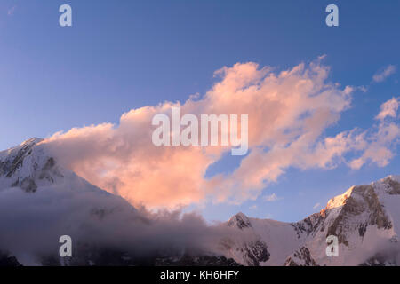 Khan Tengri Glacier vue au coucher du soleil depuis le camp de base, de montagnes de Tian Shan Central, frontière du Kirghizistan et de la Chine, le Kirghizistan Banque D'Images