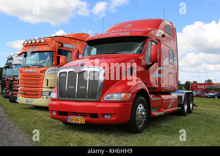 Alaharma, Finlande - le 7 août 2015 : red peterbilt tracteur routier de Pays-bas dans power truck show 2015. Banque D'Images