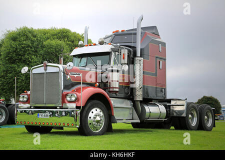 ALAHARMA, FINLANDE - le 8 août 2015 : Kenworth 900A 1976 Aerodyne tracteur routier au pouvoir Truck Show 2015. Banque D'Images