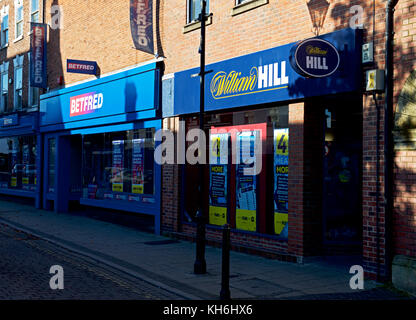 -Pari adjacent Betfred et William Hill - à Selby, North Yorkshire, England UK Banque D'Images