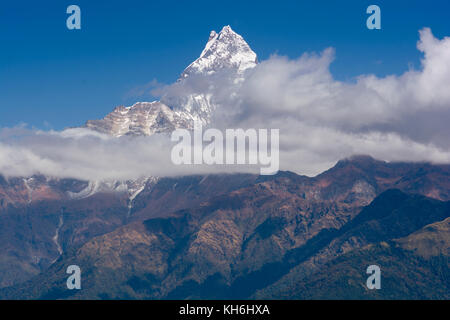 Vue sur la montagne à partir de la chambre en Y ou machhapuchare village dhampus, Népal Banque D'Images