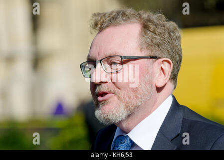 David Mundell député (Con : Dumfriesshire, Clydesdale et Tweeddale) Secrétaire d'État pour l'Écosse, en donnant des entrevues avec les médias après Nicola Sturgeon....... Banque D'Images