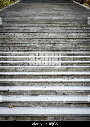 Vieux, majestueux, grand escalier en pierre de granit, menant la texture. photo de pierre géant étapes menant à un lieu de cérémonie. Banque D'Images