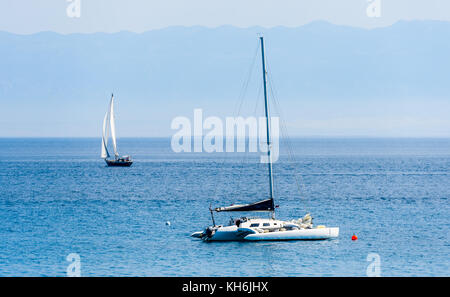 Catamaran est amarré dans la mer calme de la mer Adriatique. voilier avec ou la mer du vent et la Croatie, silba.. Banque D'Images