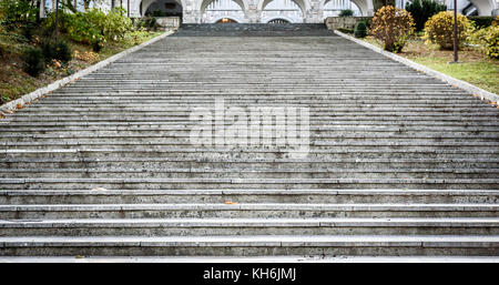 Vieux, majestueux, granit, grand escalier en pierre mène aux palais. la texture de pierre géant étapes menant à un lieu de cérémonie. Banque D'Images