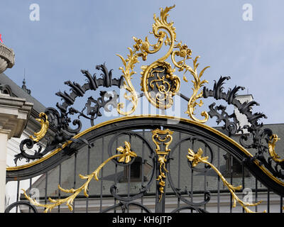 Porte décorative avec armoiries, palais Grassalkovich à Hodzovo nam., Bratislava, Bratislava, Bratislava, Slobakia, Europe Banque D'Images