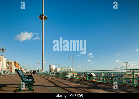 Après-midi d'automne sur le front de mer de Brighton. i360 tower au loin. Banque D'Images