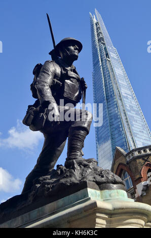 Saint Sauveur de Southwark War Memorial avec le Shard, London, UK. Banque D'Images