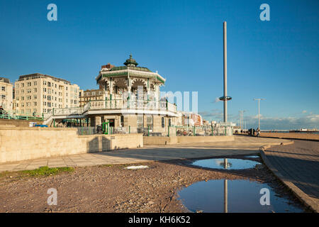 Après-midi d'automne sur le front de mer de Brighton, East Sussex, Angleterre. Le kiosque et j360 tower au loin. Banque D'Images