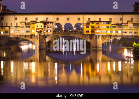 La rivière Arno et le ponte Vecchio à Florence, Italie Banque D'Images