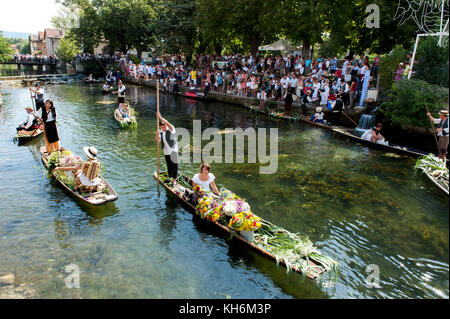 Vaucluse (84), Isle-sur-Sorgue. Marché flotant sur la rivière Sorgue // France. Vaucluse (84), Isle-sur-Sorgue. Marché flottant sur la rivière Sorgue Banque D'Images