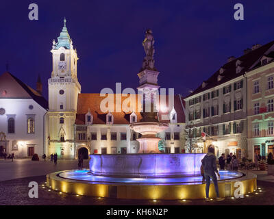 Église jésuite, ancienne mairie et fontaine Roland sur la place principale Hlavne nam., Bratislava, Bratislava, Bratislava, Slovaquie, Europe Banque D'Images