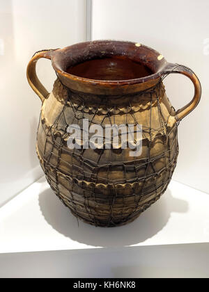 Poterie avec tissage de fil dans le château de Musée Budatin-Budatinsky zamok, Zilina, Zilinsky kraj, Slovaquie, Europe Banque D'Images