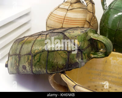 Poterie avec tissage de fil dans le château de Musée Budatin-Budatinsky zamok, Zilina, Zilinsky kraj, Slovaquie, Europe Banque D'Images