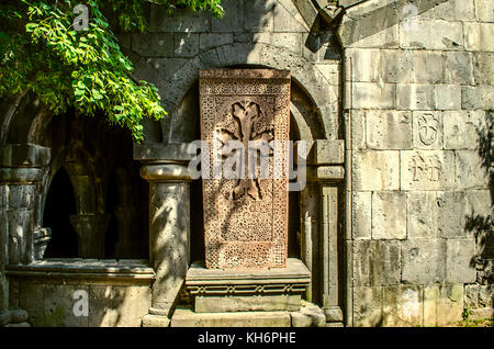 Vue depuis le côté ouest du vestibule de l'église de st.Gregory en sanahin,avec croix en pierre le nom sarkis Banque D'Images