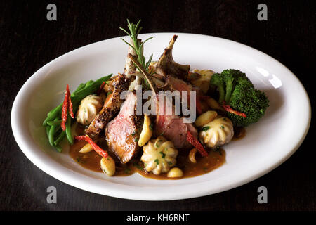 Délicieux plat de côtelettes d'agneau frits carré d'agneau. Banque D'Images