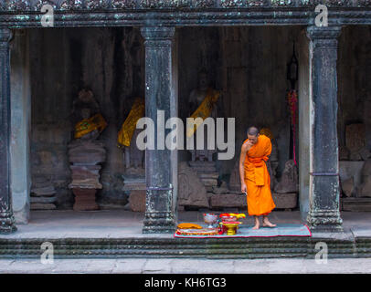 Moine bouddhiste au Temple d'Angkor Wat à Siem Reap au Cambodge Banque D'Images