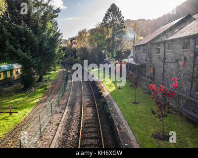 Vallée de Conwy ssingle voie chemin de fer au village de betws-y-coed, au Pays de Galles. Banque D'Images