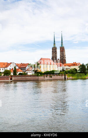 Voyage Pologne - Vue du palais de l'archevêque (sufraganow palace) et de cathédrales et cathédrale de St Jean Baptiste sur Ostrow Tumski island de l'oder Banque D'Images