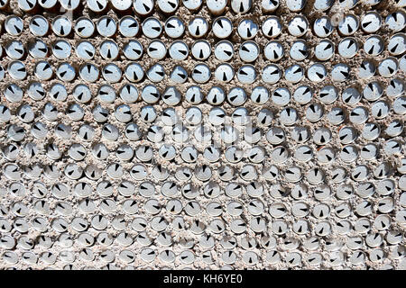 Détail d'un mur fait de vieilles cannettes de bière, la bière peut House, Lightning Ridge, New South Wales, NSW, Australie Banque D'Images