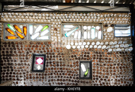 Détail d'un mur fait de vieilles cannettes de bière et les bouteilles de verre, la bière peut House, Lightning Ridge, New South Wales, NSW, Australie Banque D'Images