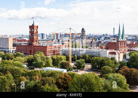 Voyage en allemagne - berlin city skyline avec église Saint-Nicolas (Saint-Nicolas), altes stadthaus (ancien hôtel de ville), Rotes Rathaus (hôtel de ville rouge) à partir de la b Banque D'Images