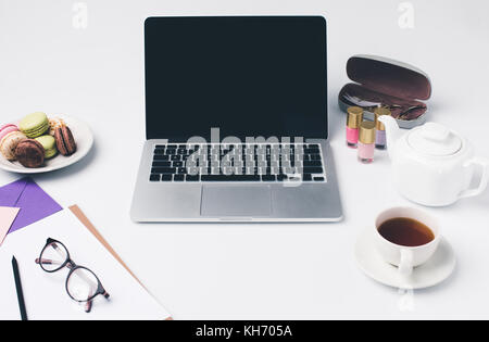 Travail avec ordinateur portable girly moderne Banque D'Images