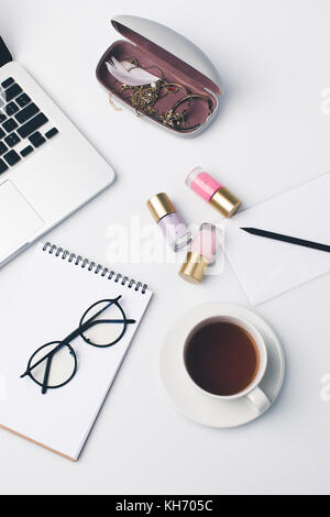 Travail avec ordinateur portable girly moderne Banque D'Images