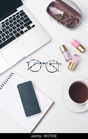 Travail avec ordinateur portable girly moderne Banque D'Images