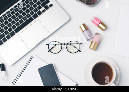 Travail avec ordinateur portable girly moderne Banque D'Images