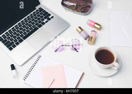 Travail avec ordinateur portable girly moderne Banque D'Images