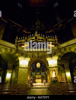 L'Allemagne. la cathédrale. chapelle palatine octogonale. intérieur avec le lustre en bronze offert par imperor barbarossa. Rhénanie du Nord-Westphalie. unesco world heritage site. Banque D'Images