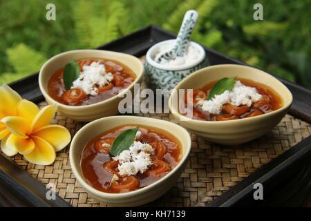 Jaja batun bedil, snack traditionnel balinais de boules de riz gluant dans la soupe de sucre de palme Banque D'Images