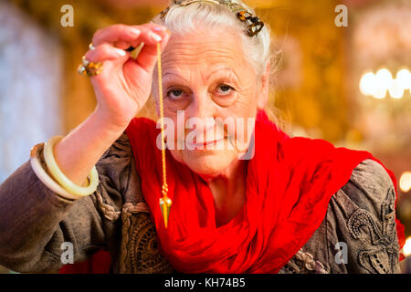 Pendule radiesthésie diseuse avec un regard sur l'avenir Banque D'Images