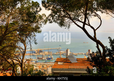 Haïfa, Israël - 13 mars 2017 : Street View de la Méditerranée port de Haïfa en Israël depuis le sommet du mont carmel. Banque D'Images