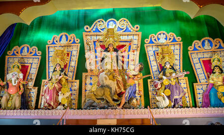 La déesse Durga avec d'autres divinités hindoues à durga puja Festival à Kolkata, Inde. Banque D'Images