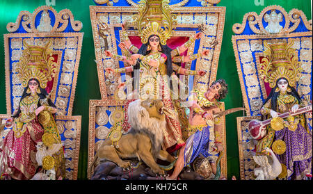 La déesse Durga avec d'autres divinités hindoues à durga puja Festival à Kolkata, Inde. Banque D'Images