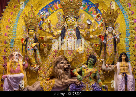 La déesse Durga avec d'autres divinités hindoues à durga puja Festival à Kolkata, Inde. Banque D'Images