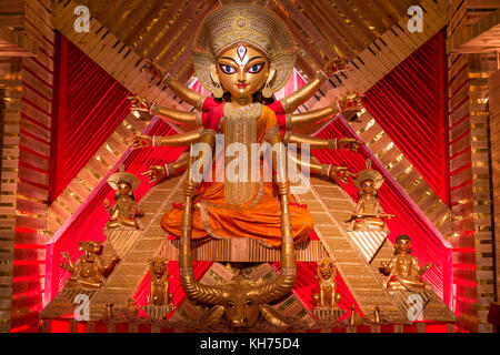 La déesse Durga en regard traditionnel à un durga puja à Calcutta. déesse hindoue Durga devi est adoré dans l'Inde et une fête populaire événement. Banque D'Images