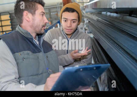 Apprenti ingénieur mâle avec contrôle des stocks Banque D'Images