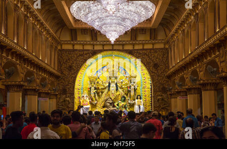 La déesse Durga avec d'autres divinités hindoues à durga puja Festival à Kolkata, Inde. Banque D'Images