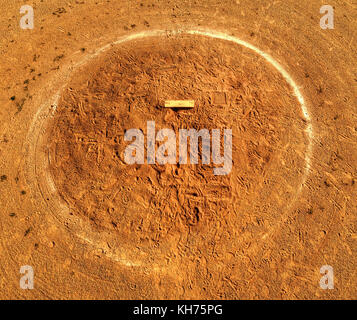 Antenne pôle grande gamme dynamique (HDR) image d'un monticule de terre du baseball avec dalle de tangage, cercle de craie blanche et de nombreuses empreintes de pas. Banque D'Images